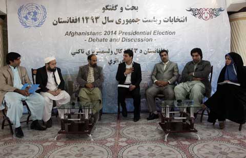 Election discussion in western Farah province. Photo: Fraidoon Poya / UNAMA