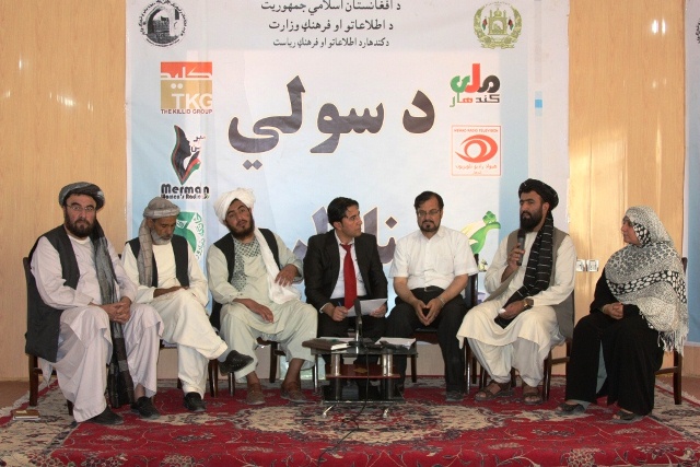 Panel members of a Peace Day television debate in Afghanistan's southern Kandahar province on 22 September 2013. Photo: Mujeeb Rahman / UNAMA