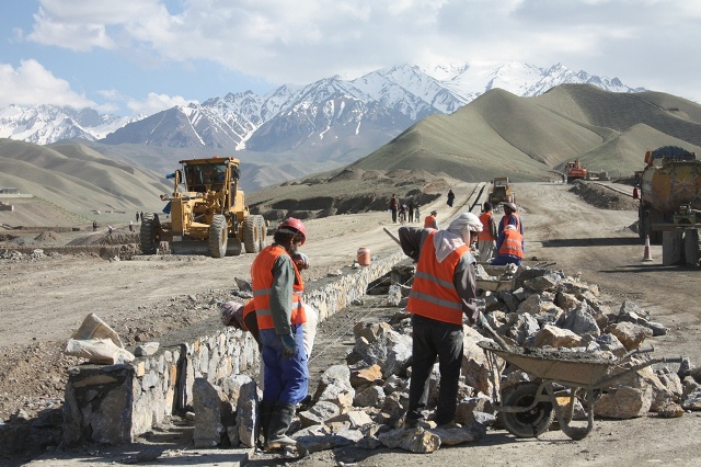 UNOPS-implemented road construction underway in central Bamyan province. Photo: Jaffar Rahim / UNAMA