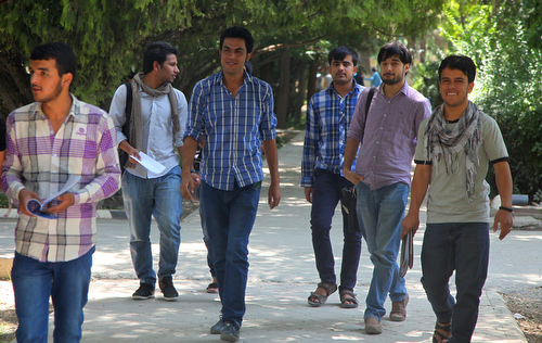 Young Afghan students at Kabul University. Photo: Fardin Waezi / UNAMA