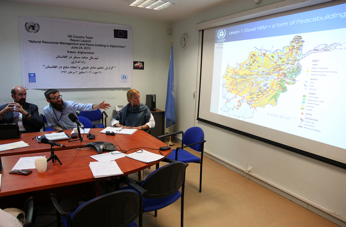 UNEP's Andrew Scanlon (centre) presenting the report 'Natural Resource Management and Peacebuilding in Afghanistan' in the Afghan capital, Kabul. Photo: Fardin Waezi / UNAMA