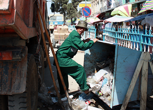 A municipality worker in north-eastern Kunduz City participates in a cleaning campaign. Photo: Shamsuddin Hamedi / UNAMA