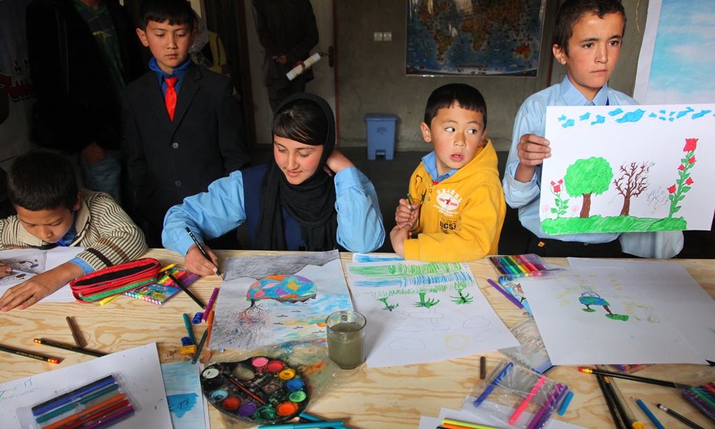 Afghan school-children express their imagination of the earth in the form of painting, calling for a collective responsibility to promote harmony with nature and the planet, in the capital, Kabul. Photo: Fardin Waezi / UNAMA
