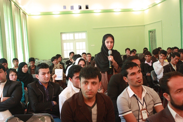 A participant of a UNAMA-facilitated round-table on freedom of the press in north-eastern Baghlan province asking a question to panelists. Photo: Shamsuddin Hamedi / UNAMA