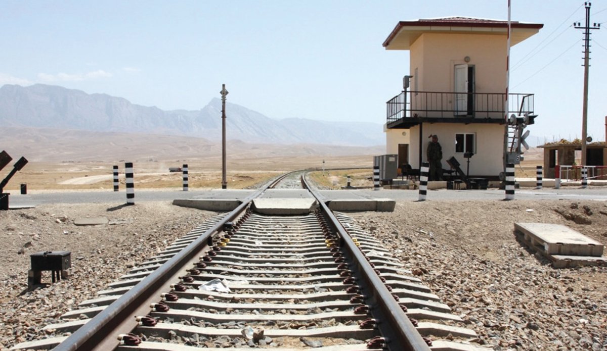 https://unama.unmissions.org/sites/default/files/styles/full_width_image/public/field/image/afghanistans_railroad_plans_on_track_june2013.jpg?itok=WxlN5Tpt